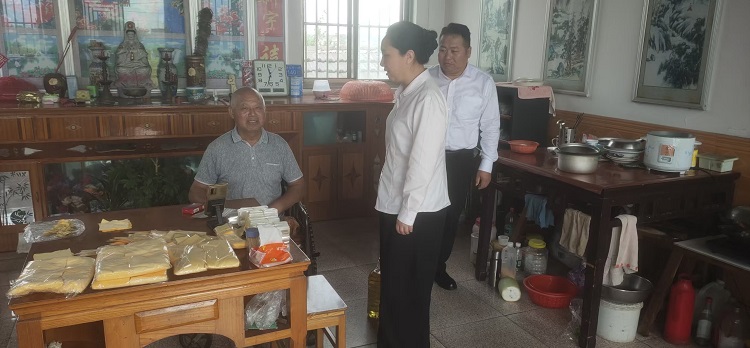 雙節(jié)同慶暖人心,三年堅守見真情 ——二分公司慰問民權(quán)村史同信老人